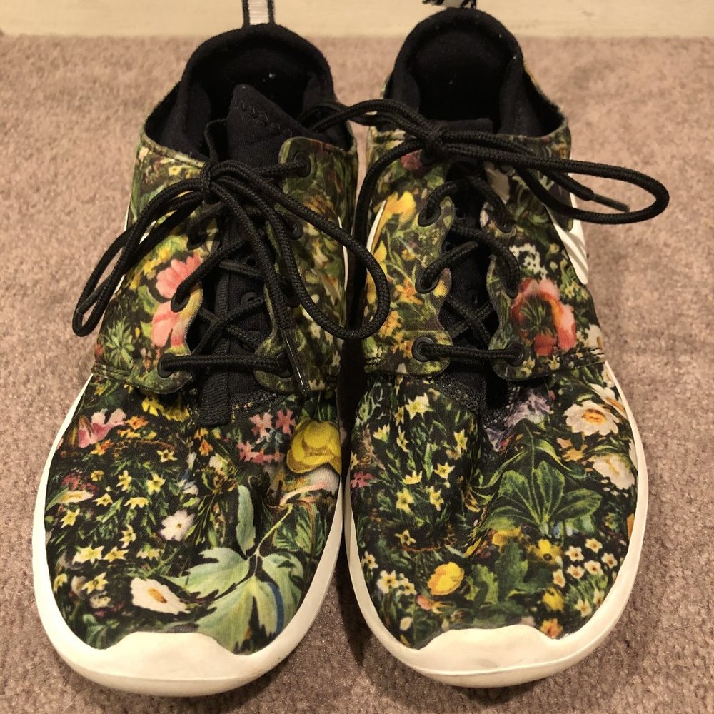 Nike Women's Roshe Sneaker Size 7.5